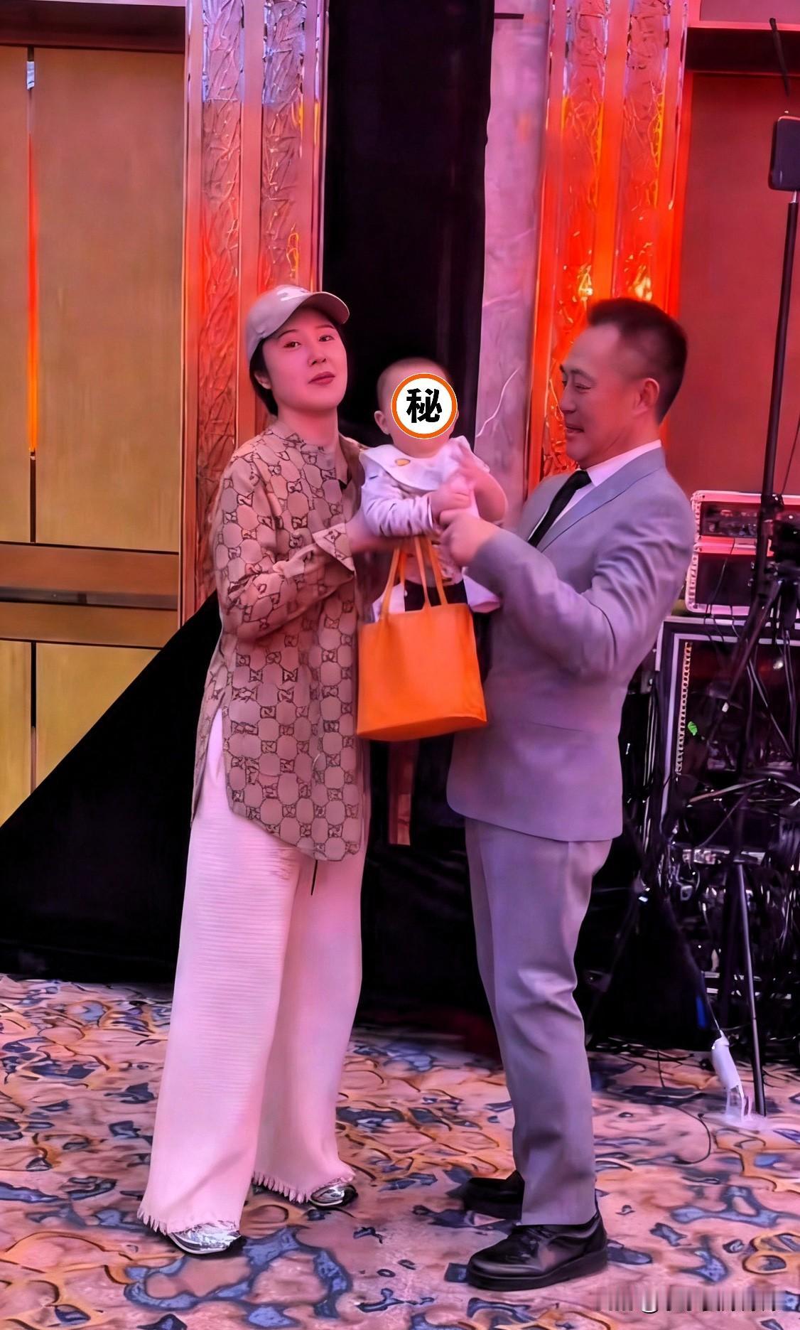 真搞不懂侯勇这操作
堂堂实力派老戏骨
演技上挑不出半点毛病
感情生活却乱得一塌糊