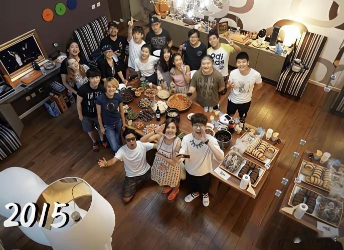 刘欢老师的这张照片拍摄于2015年，距今已经11年了，照片中里有18个人，除了刘
