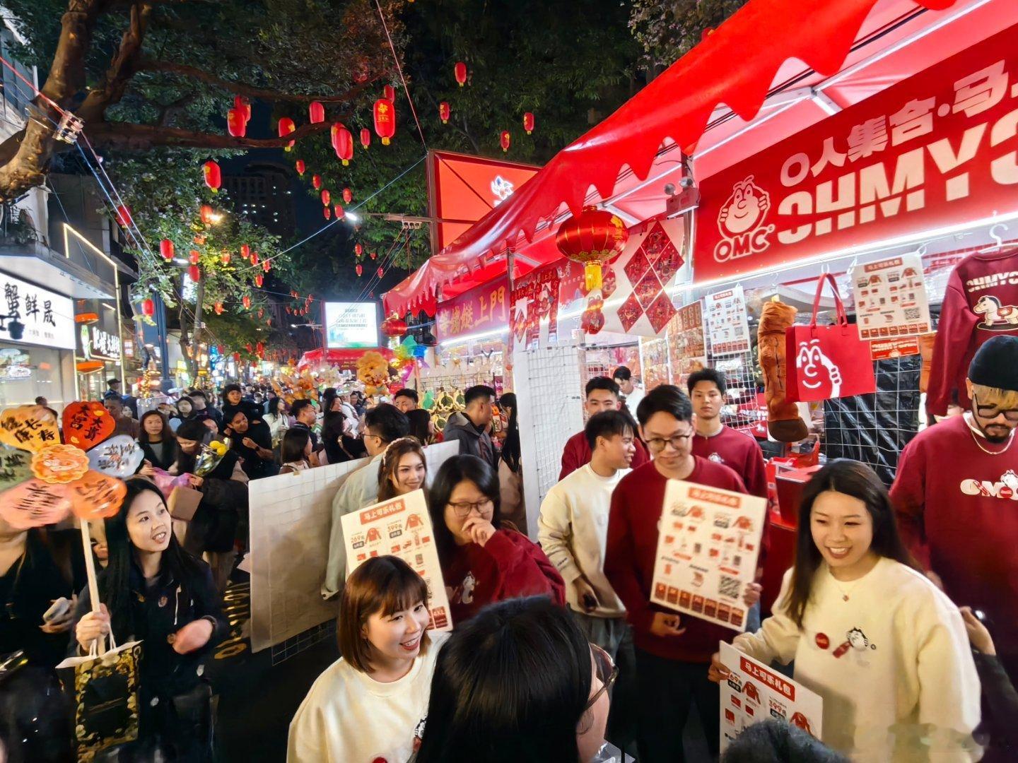 又回来西湖花市啦，今晚还在！今晚有三角莹组合！ 