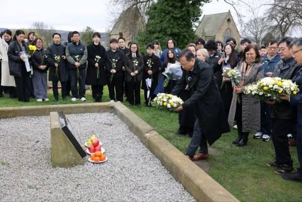 中国总领事在英国为北洋水师水兵扫墓，“墓碑前放着中国航母模型”！
4月4日清明节