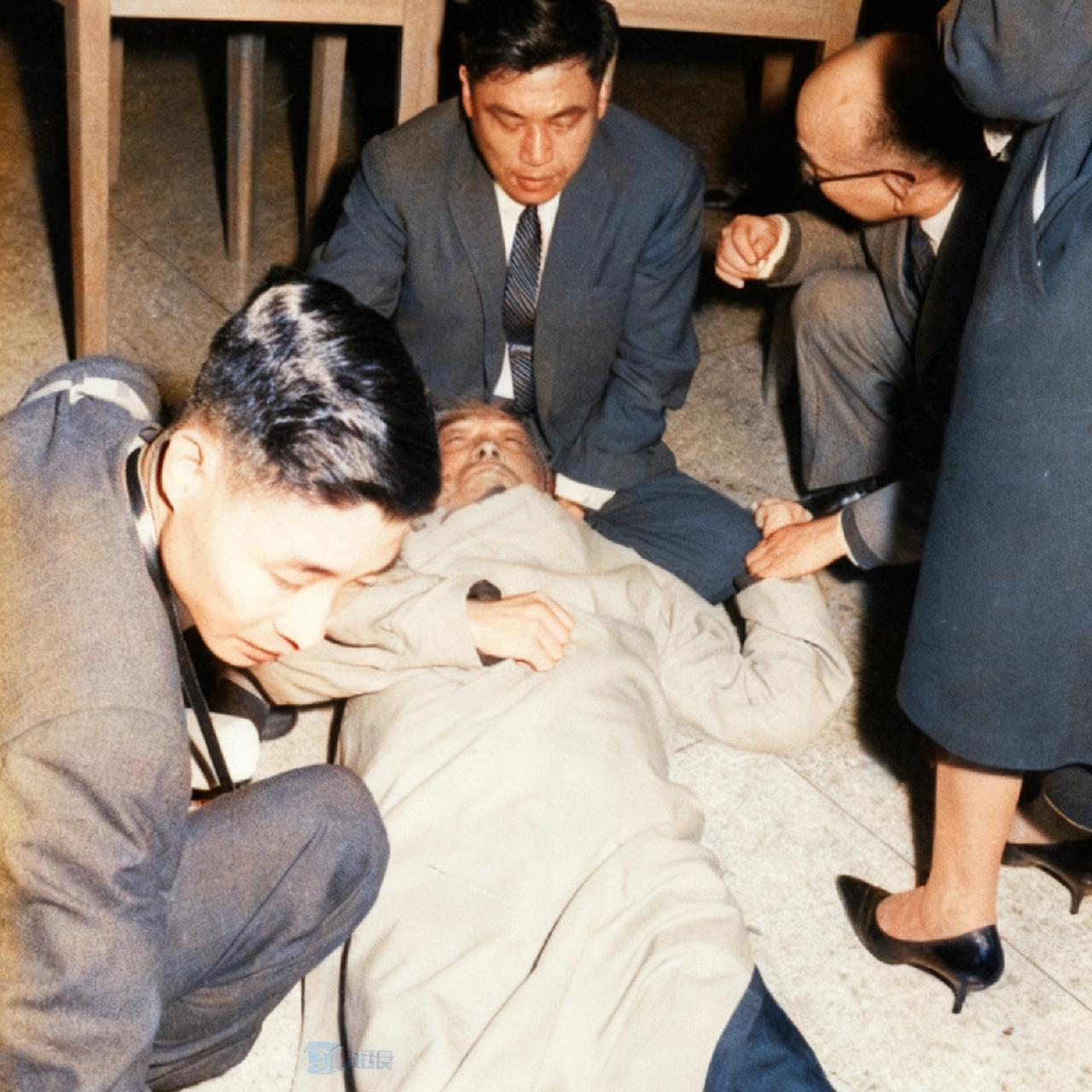 这是胡适抢救时，一张罕见的镜头，拍摄于1962年，从镜头中我们可以看到，他躺在地