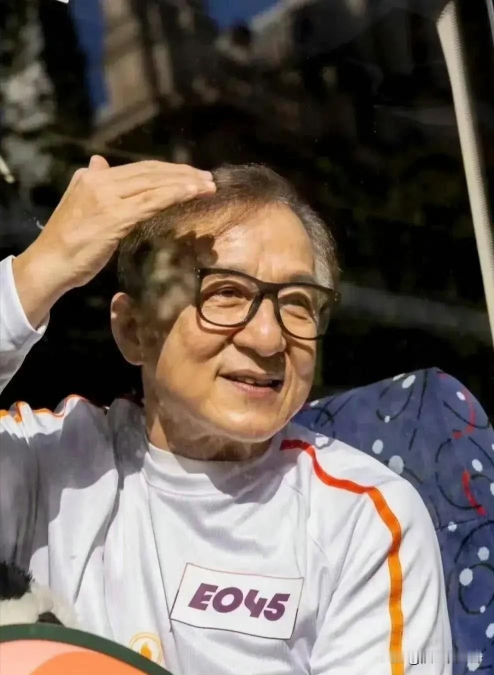 成龙又给所有人上了一课
人上了年纪才知道名和利都是虚的
子女家人的陪伴才是最重要