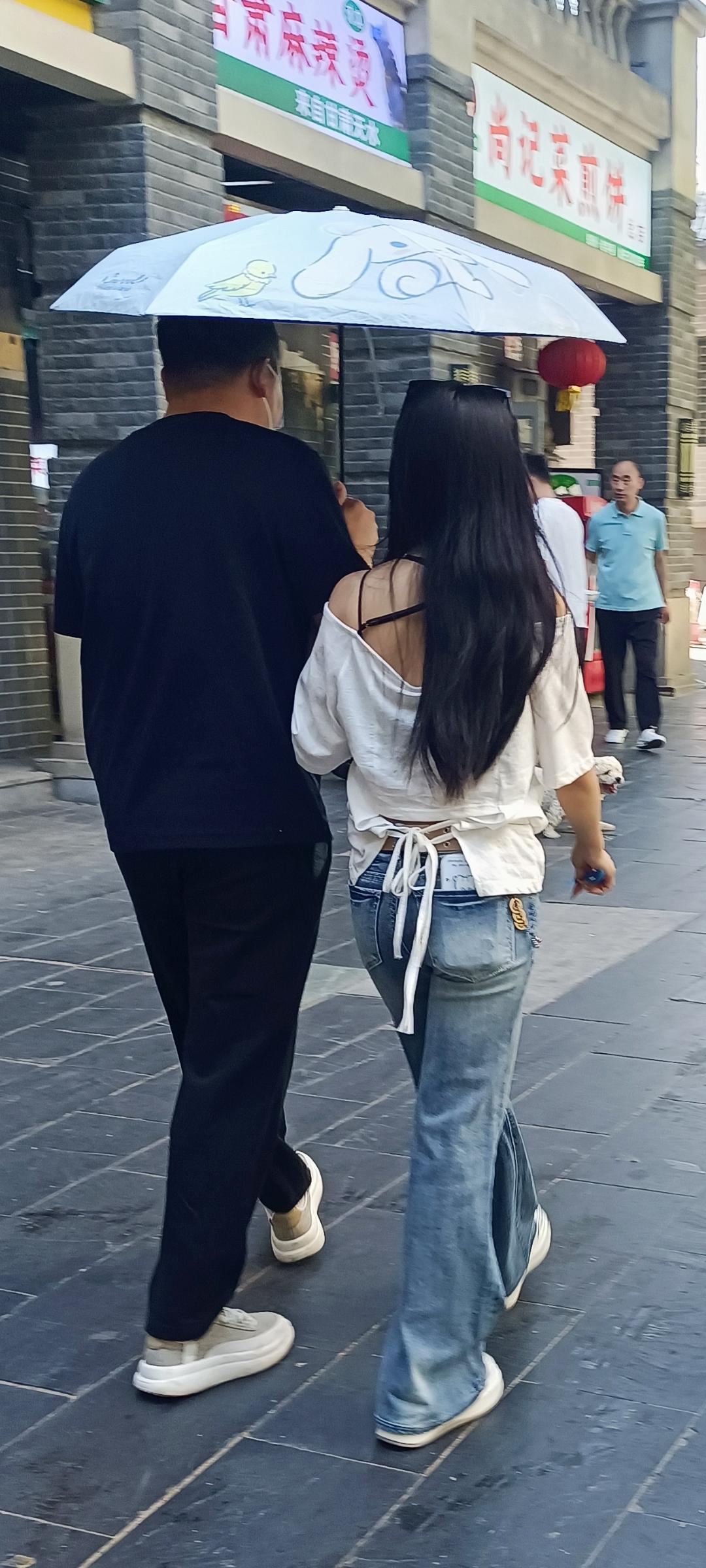 有个小鸟依人的女朋友，那感觉就像拥有了一个超萌的小挂件。她体态娇小，总爱像小鸟一