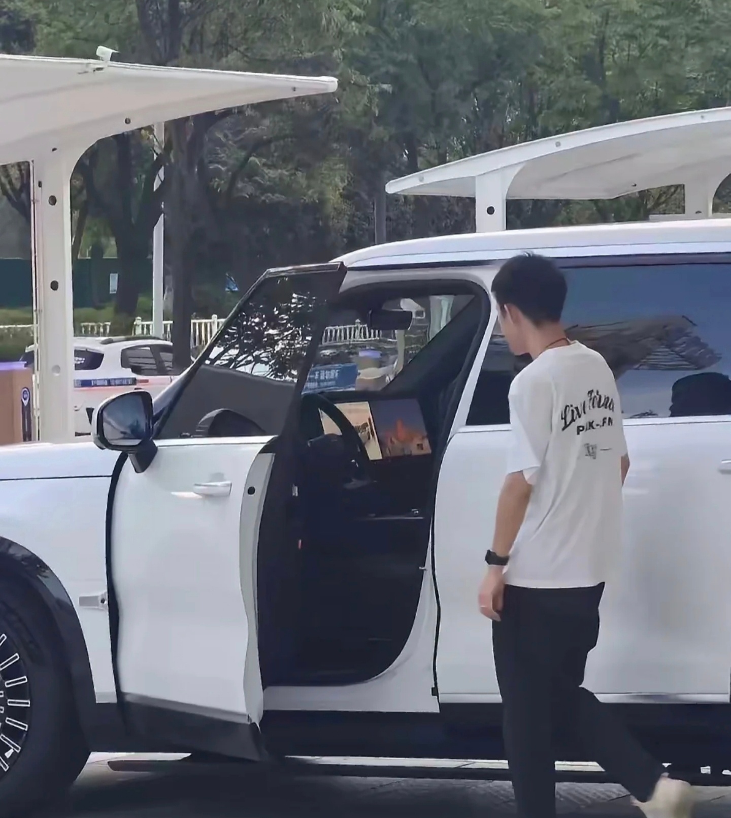 我就说嘛，极氪9X应该还是有副驾屏的[并不简单] ​​​