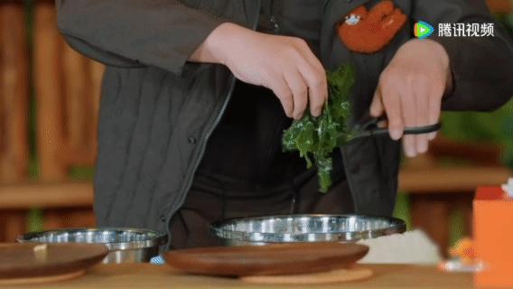 沈腾爆改Tony剪菜 沈腾在节目厨房的“跨界操作”太欢乐了！剪菜时全程用理发的思