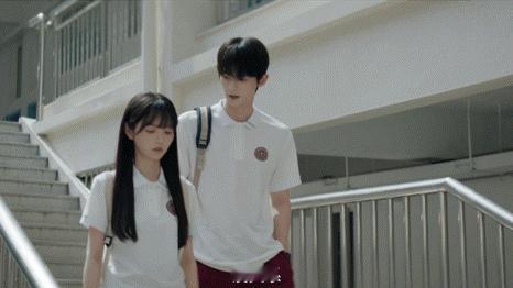 赖伟明的眼神偷偷藏不住天才少女🎐爱意不敢明目张胆，只能偷偷凝望，赖伟明的眼神戏