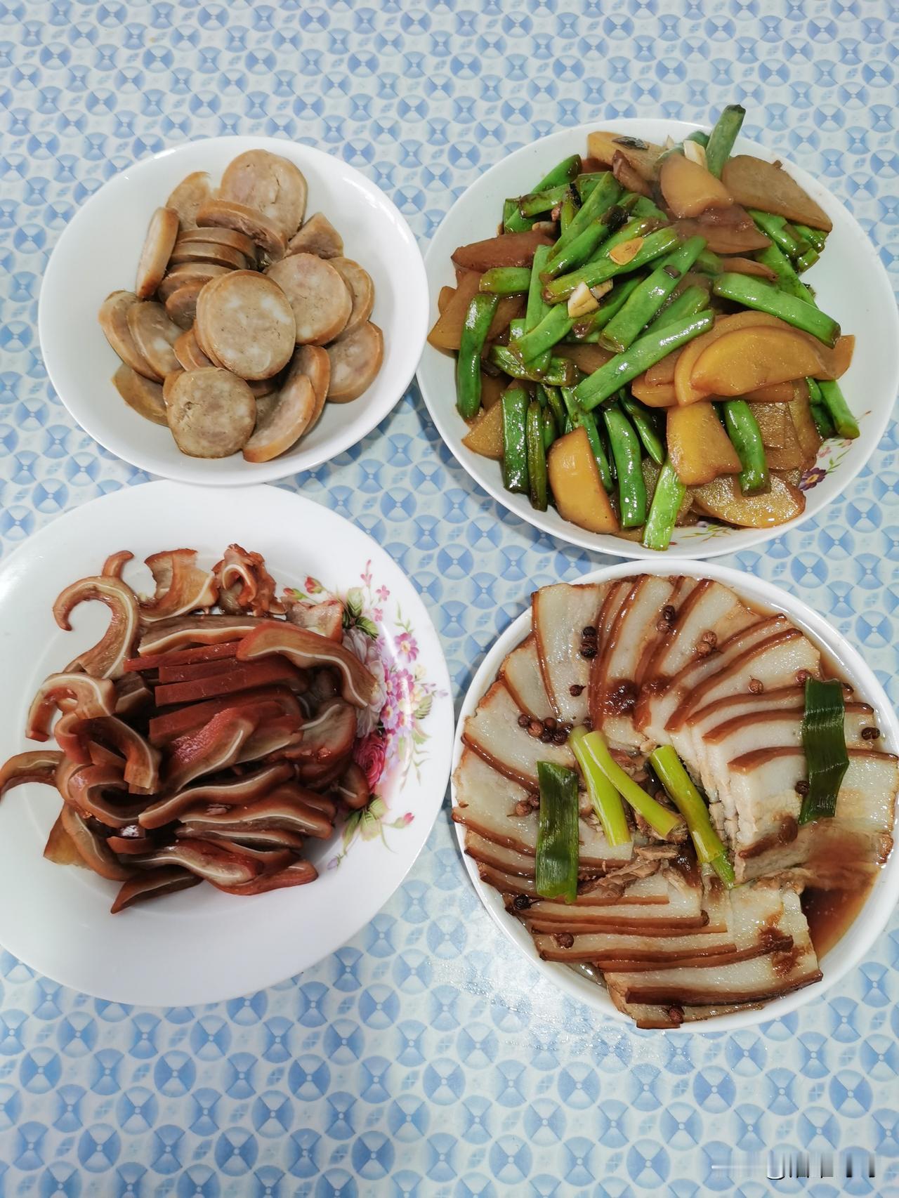 吃饭千万别跟我抢，我啥都让，唯独饭不让。
别人是干饭人，我是干饭魂，干饭都是人上