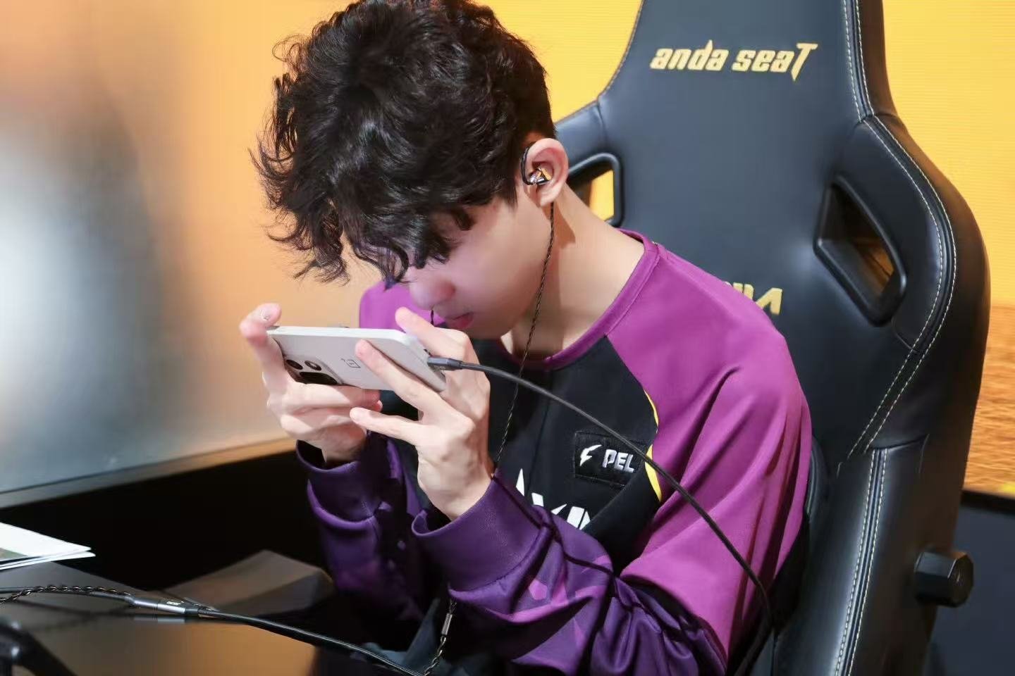 NV战队共创皮肤和平精英喏哇星云粉紫甜酷 × 机能潮酷，身法服自由搭配，和福州N