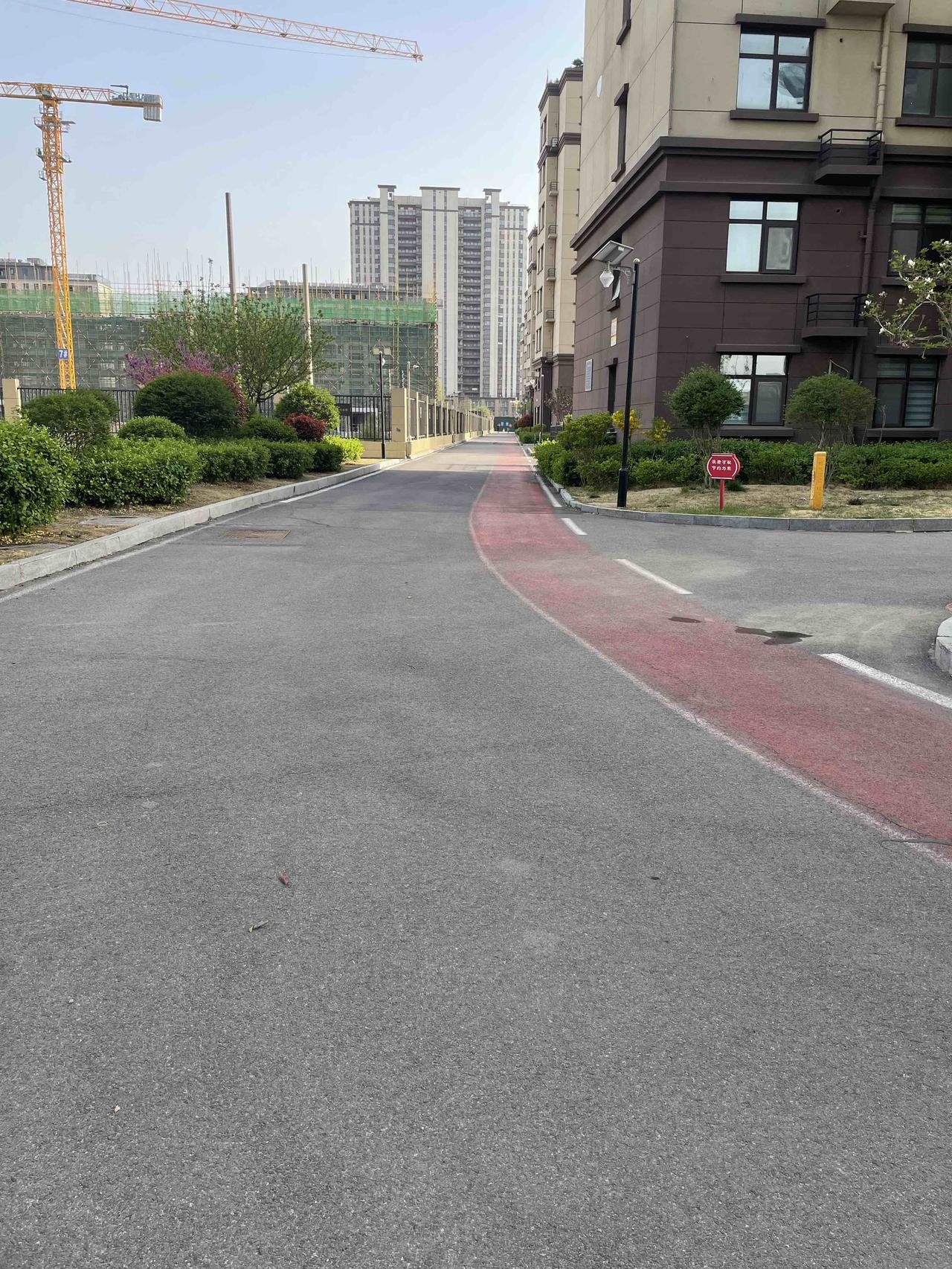 突然刷到素老三前几天写的文章，
说她去饭店吃饭遇到一个有抖腿毛病的人，
这也让我