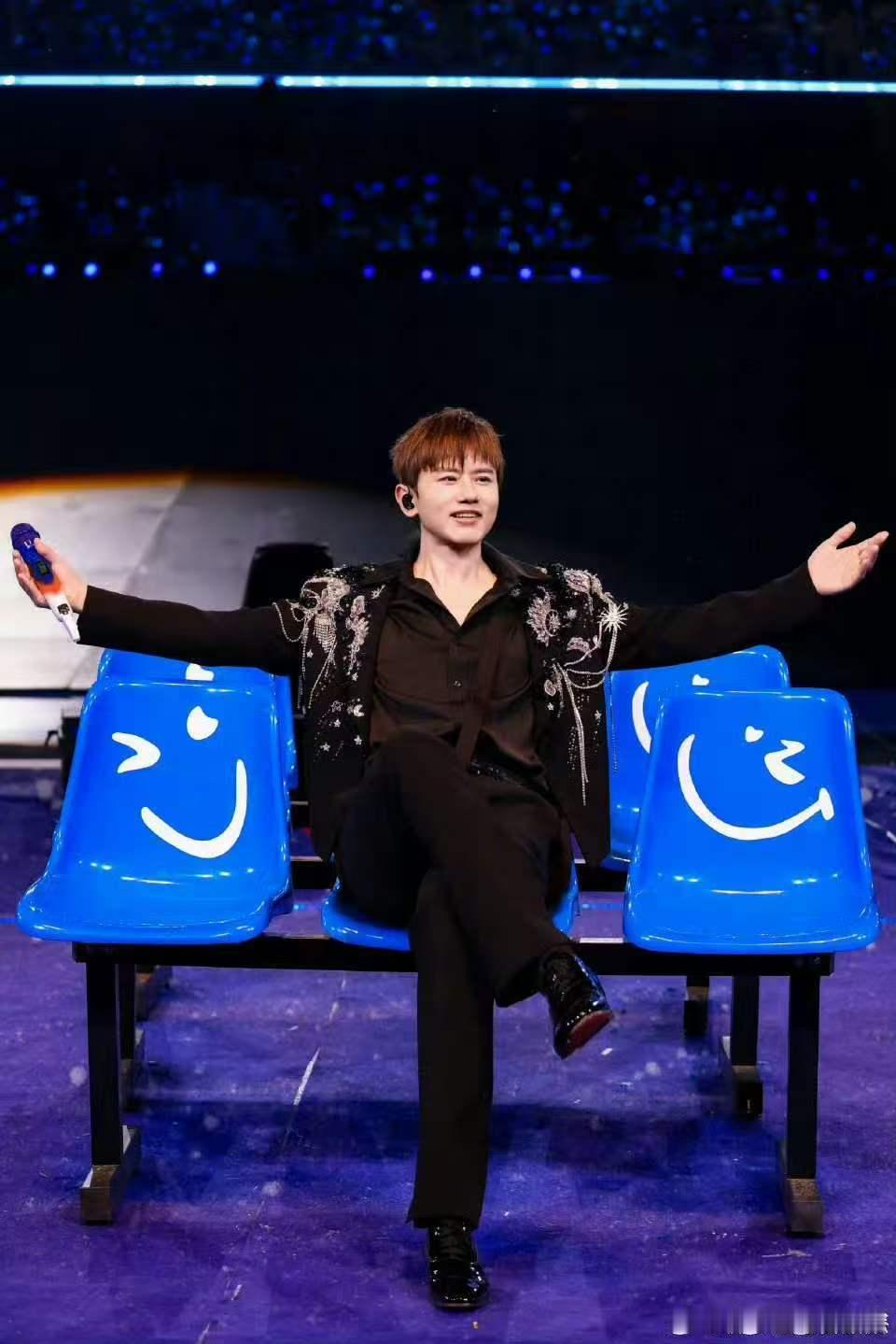 张杰回应1982闭幕式谁能拒绝这么有爱的互动，张杰认可歌迷昵称，双向奔赴太治愈 