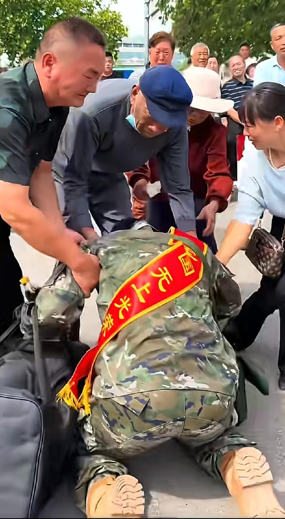 新兵小伙子刚走开没多远，却又突然转身跑了回来，接下来发生的一幕，让人感动落泪了。