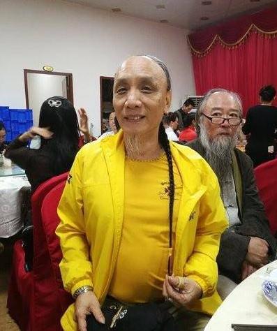 广州男子自称多尔衮十世孙，穿黄马褂留辫子，买不到火车票大闹火车站，曾向国家索要故