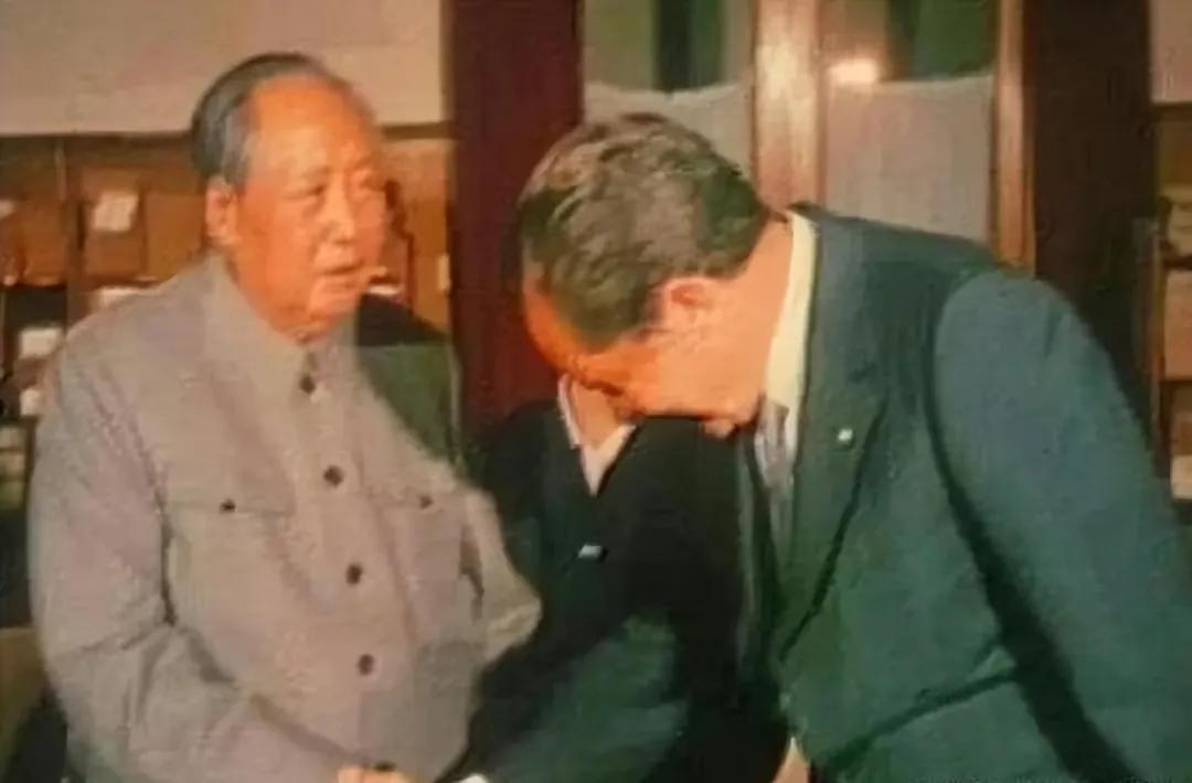 当年美国尼克松总统访华时，毛主席写了12个字赠送给他，这12个字是：