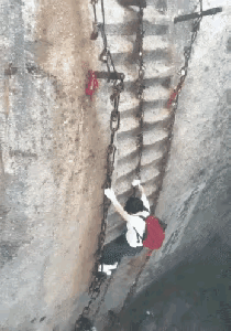 勇于攀登悬崖峭壁，是人们对无限风光在险峰的执念。