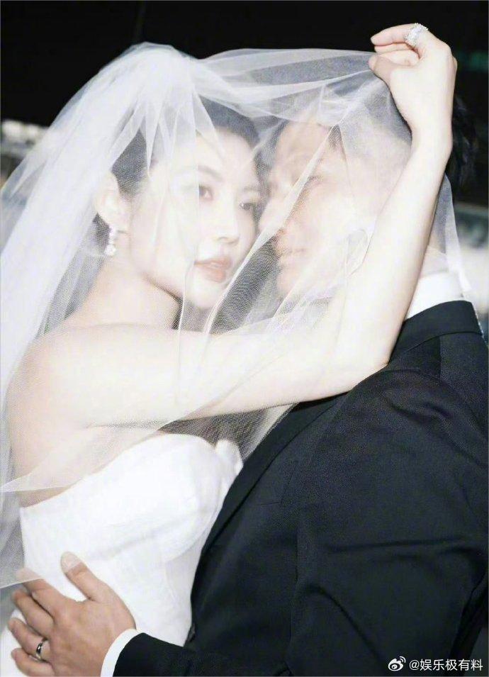 徐冬冬尹子维婚后首个合体活动 时尚与浪漫碰撞！徐冬冬尹子维婚后首个合体，携手打卡