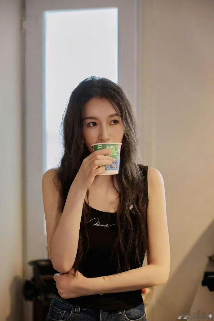 李小冉李小冉这个直拍太美了乘风2026线条舒展体态大方，眉眼精致温柔动人，乘风舞