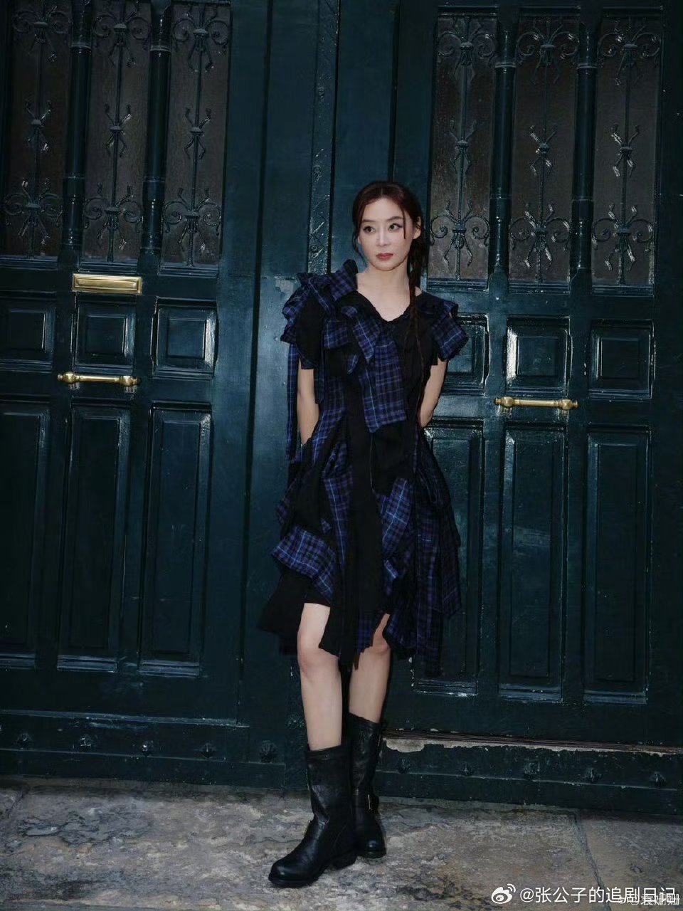 袁姗姗第一章异国千金利落编发配格裙长靴，异国千金范儿拿捏得死死的，随拍都是高定既