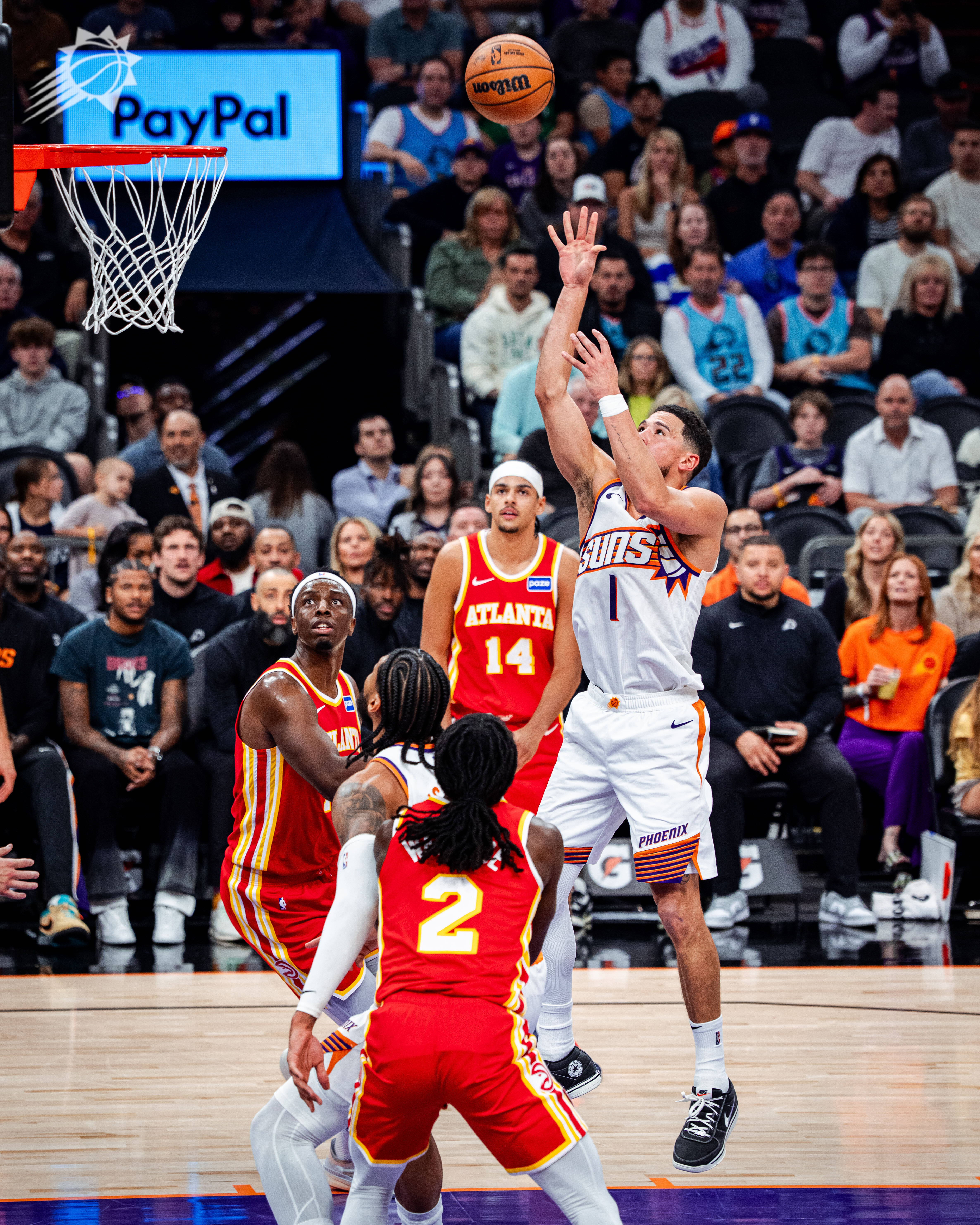 布克第一节打满，单节12分钟高效砍下12分，2篮板，2助攻 