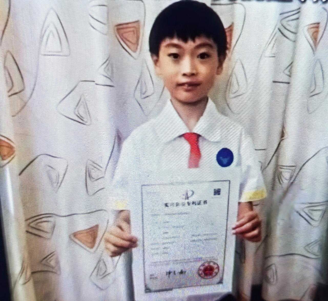 把好奇心变成专利：当11岁的他决定“解放”清洁工的腰

清晨的校门口，五年级的郑