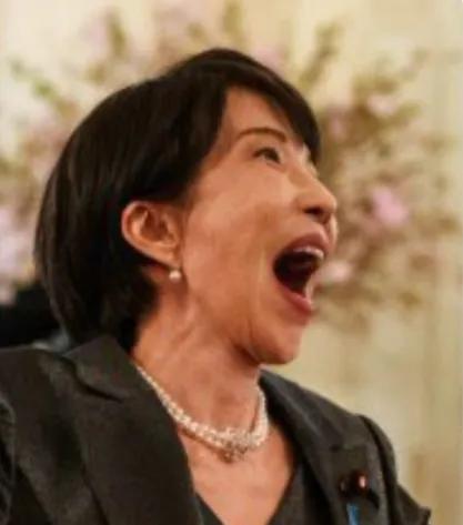 日本网民愤怒了！
 
有日本网民这样说，“我们日本的首相竟然在外交场合，张开大嘴