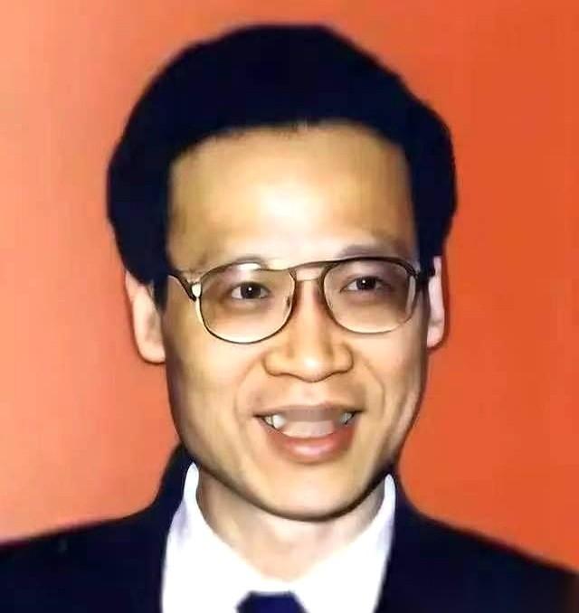 47岁挂上少将金星，54岁空降到全国震动的惊天大案里去“接盘”。
这剧本，连小说