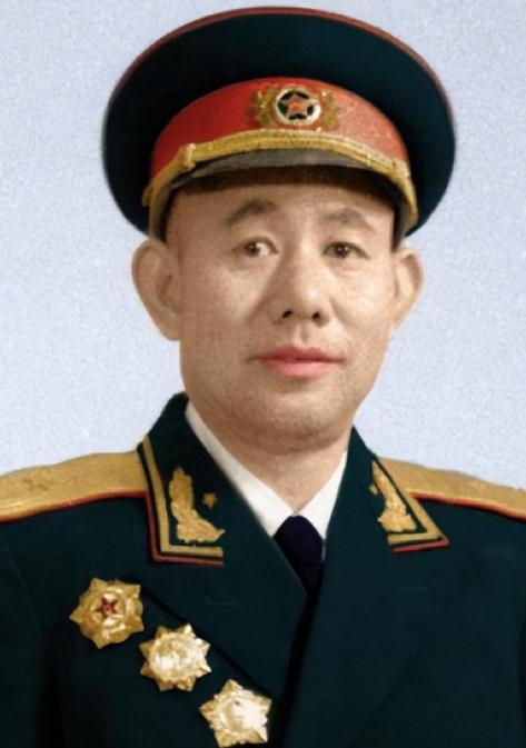 1951年，一群志愿军在撤退时，猛然发现眼前竟出现了成千上万个美军，师长见状，却