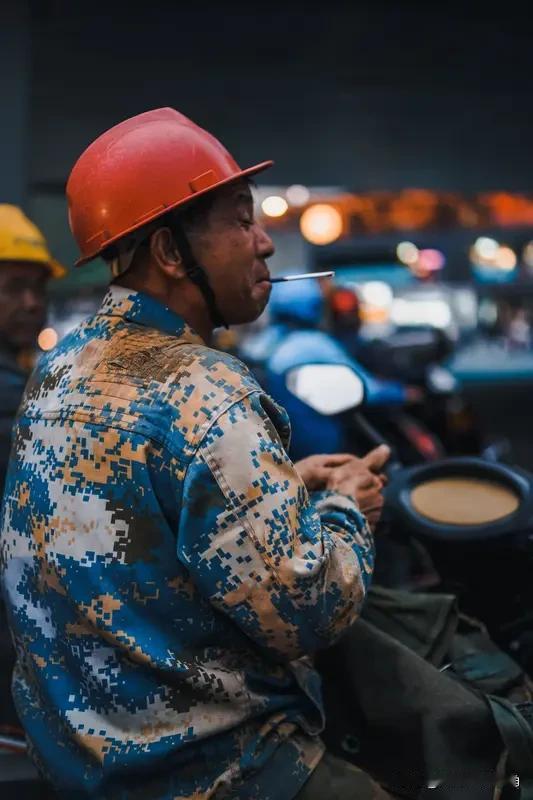 以前农村出来的劳务人员大多从事建筑、餐饮、环卫等工作，这个群体被统一称为农民工。