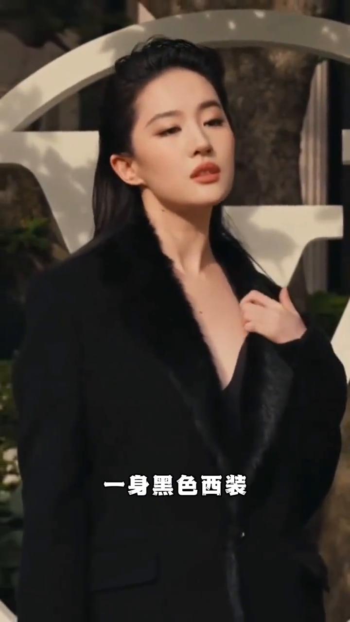 神仙姐姐"拔剑出鞘"，刘亦菲现身纽约LV大秀。
一身黑色西装搭配湿发大背头，气场