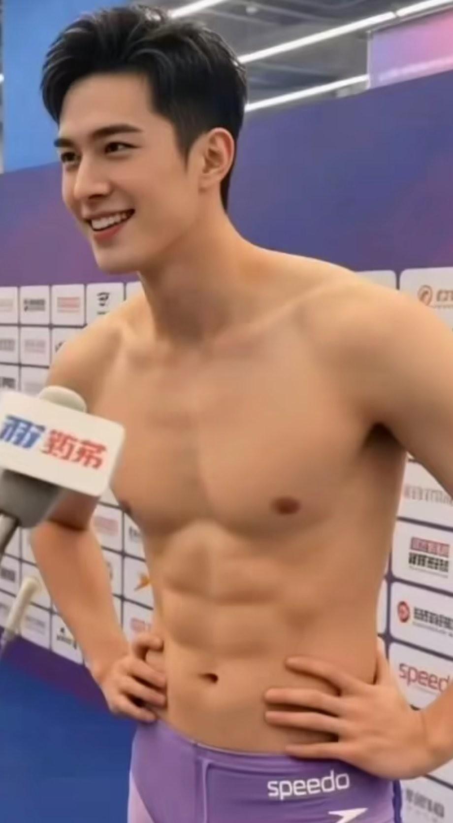 他的颜值和身材简直是太无敌了，健康阳光，在一群年轻演员中比较欣审他的，除外人长得