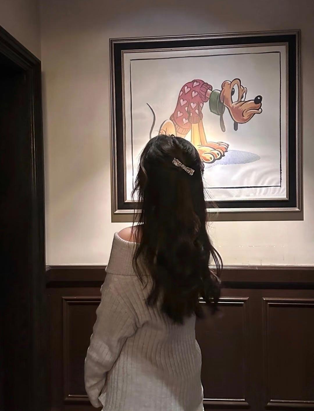 一眼惊鸿是爱的序章，
两心相照是爱的温床。
 
三餐共尝是爱的寻常，
四季相伴是