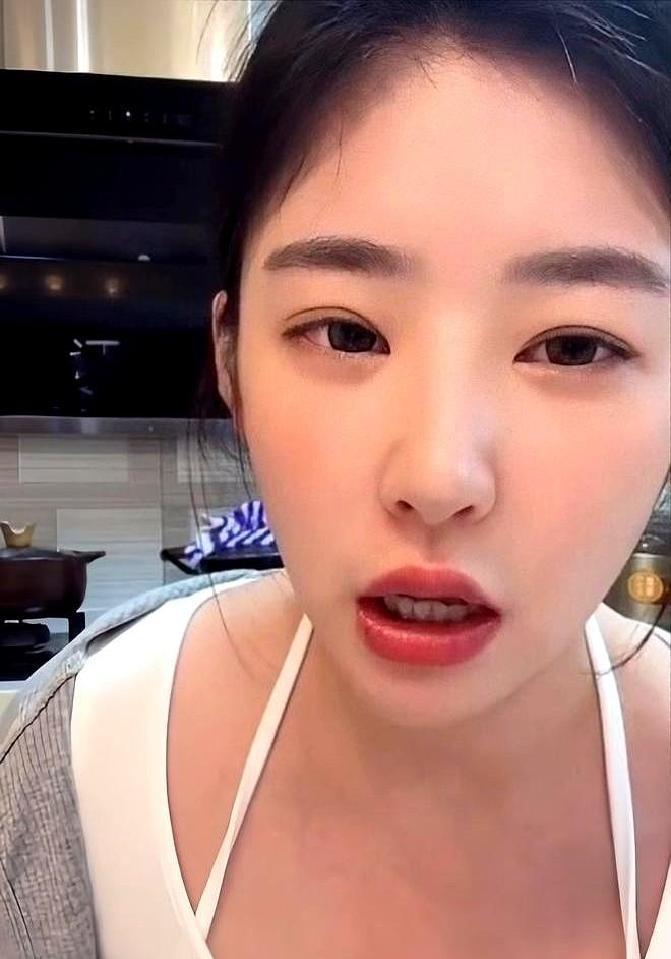 很多人没想到，被网暴骂到“体无完肤”的人，最后竟能靠这场风波完成自我翻盘。黄一鸣