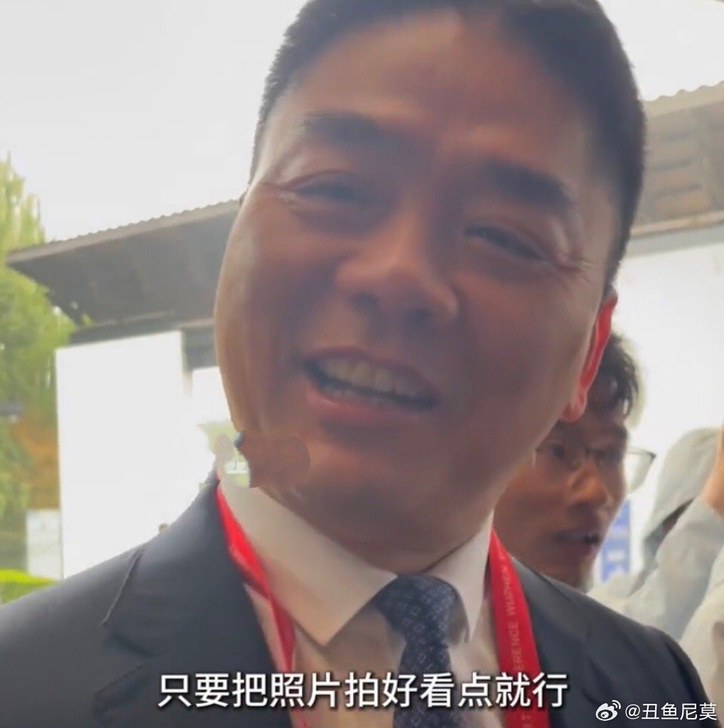 韩国偶遇刘强东章泽天  刘强东也有偶像包袱了哈哈哈哈哈哈哈哈哈被记者提问时，刘强