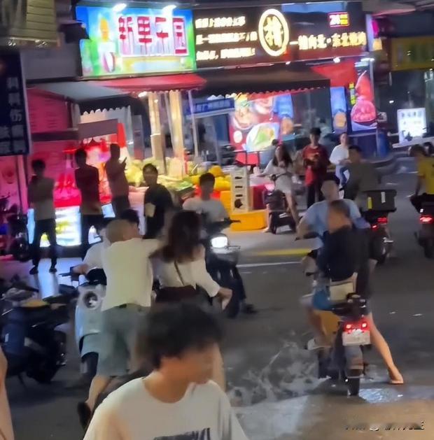 无法无天！广州天河闹市区，一位身穿短裙的女性，在凌晨街上遭到陌生光头醉酒男子的无