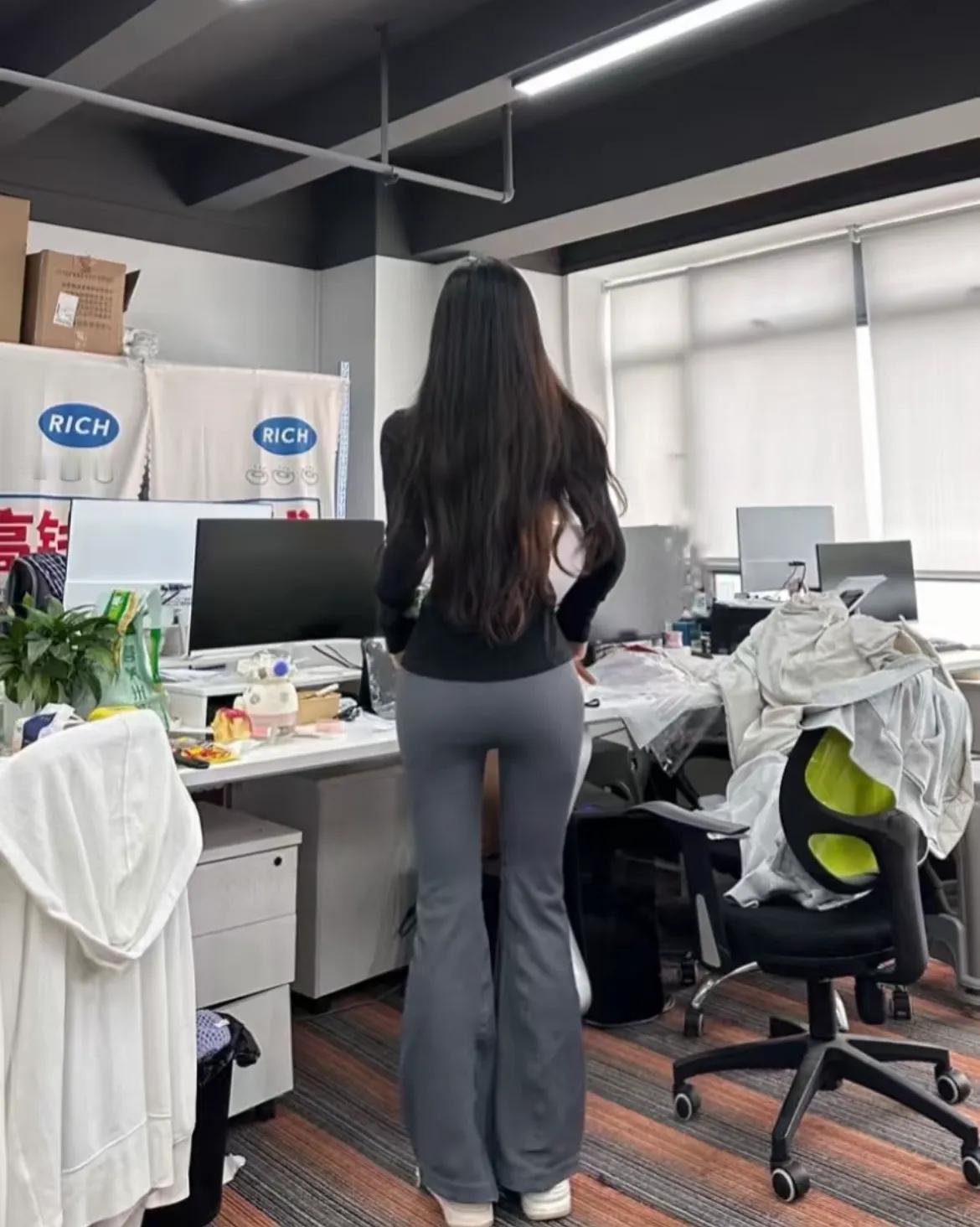 直观感受到普通穿搭也能有美女感!!!啊啊啊

瞬间领悟微喇瑜伽裤的绝妙之处，它让