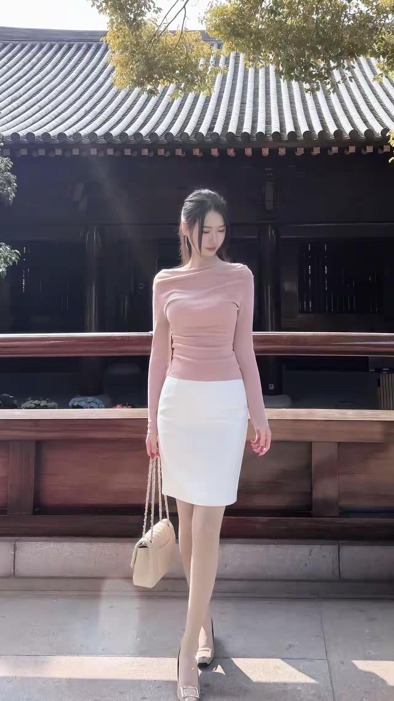 这组照片将温柔知性与东方古韵完美融合，尽显优雅气质。
女子身着裸粉色一字肩长袖上