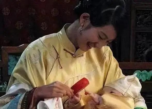 古代皇帝为何不允许嫔妃哺乳，而是让奶娘替代。

因为，在帝王的认知里，嫔妃的身份