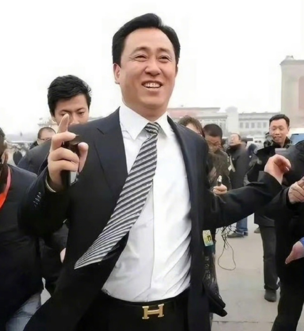 许家印满头白发 从地产教父到阶下囚，许家印满头白发的形象令人唏嘘。曾经风光无限、