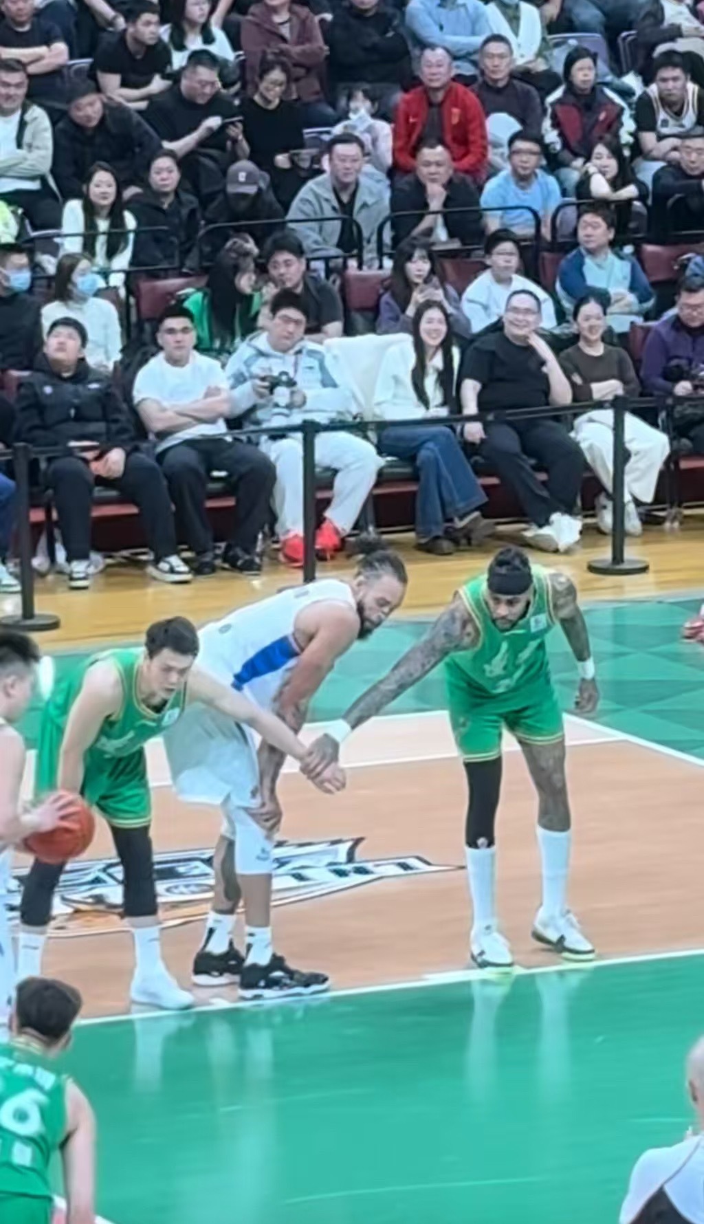 大莫在那边学到真东西了不过还是只敢在罚球的时候用一用辽宁男篮