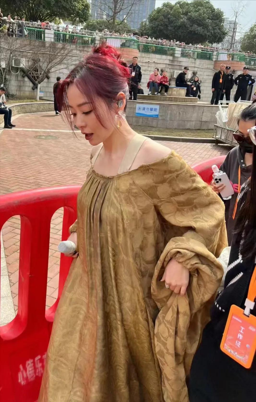 长沙真的好容易看到明星啊！张靓颖在长沙海底世界，她好漂亮，红色头发很适合她，她唱