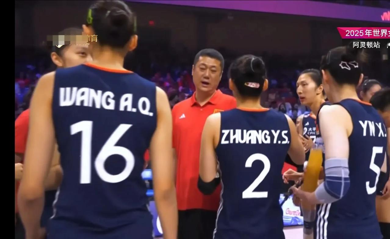 中国女排vs美国女排，比赛开始了！
中国女排开局不利，一传不稳，3-6落后，赵勇