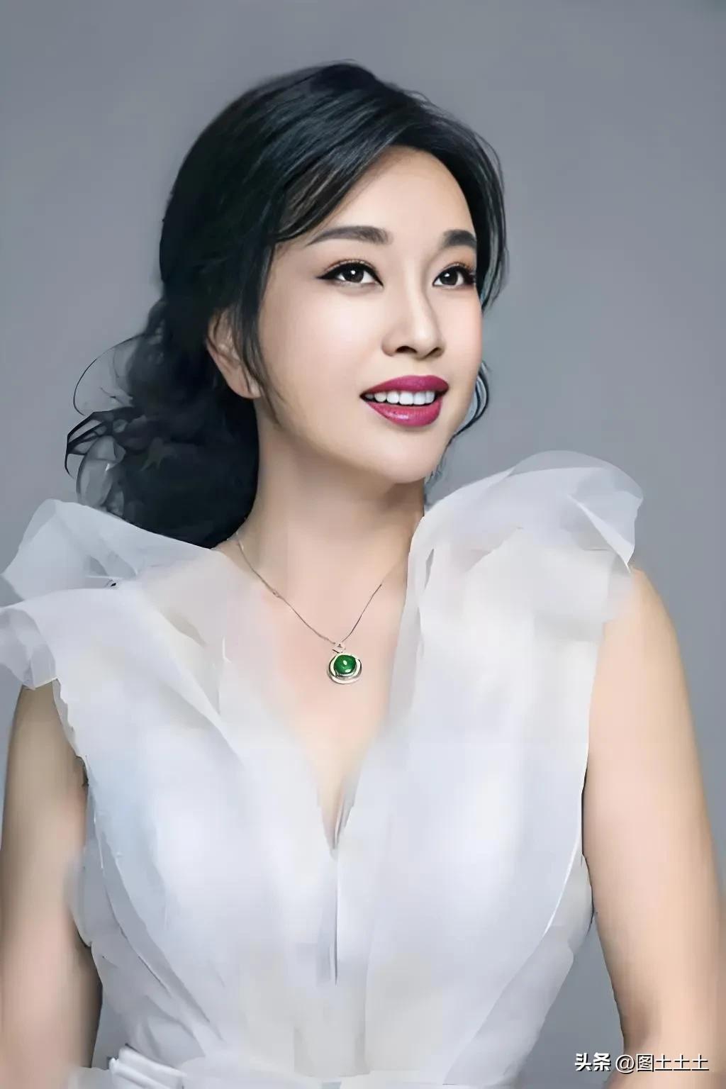 31岁刘晓庆婚内出轨小8岁的姜文时，杨澜在采访中问她：“在传统道德规范之下，这样