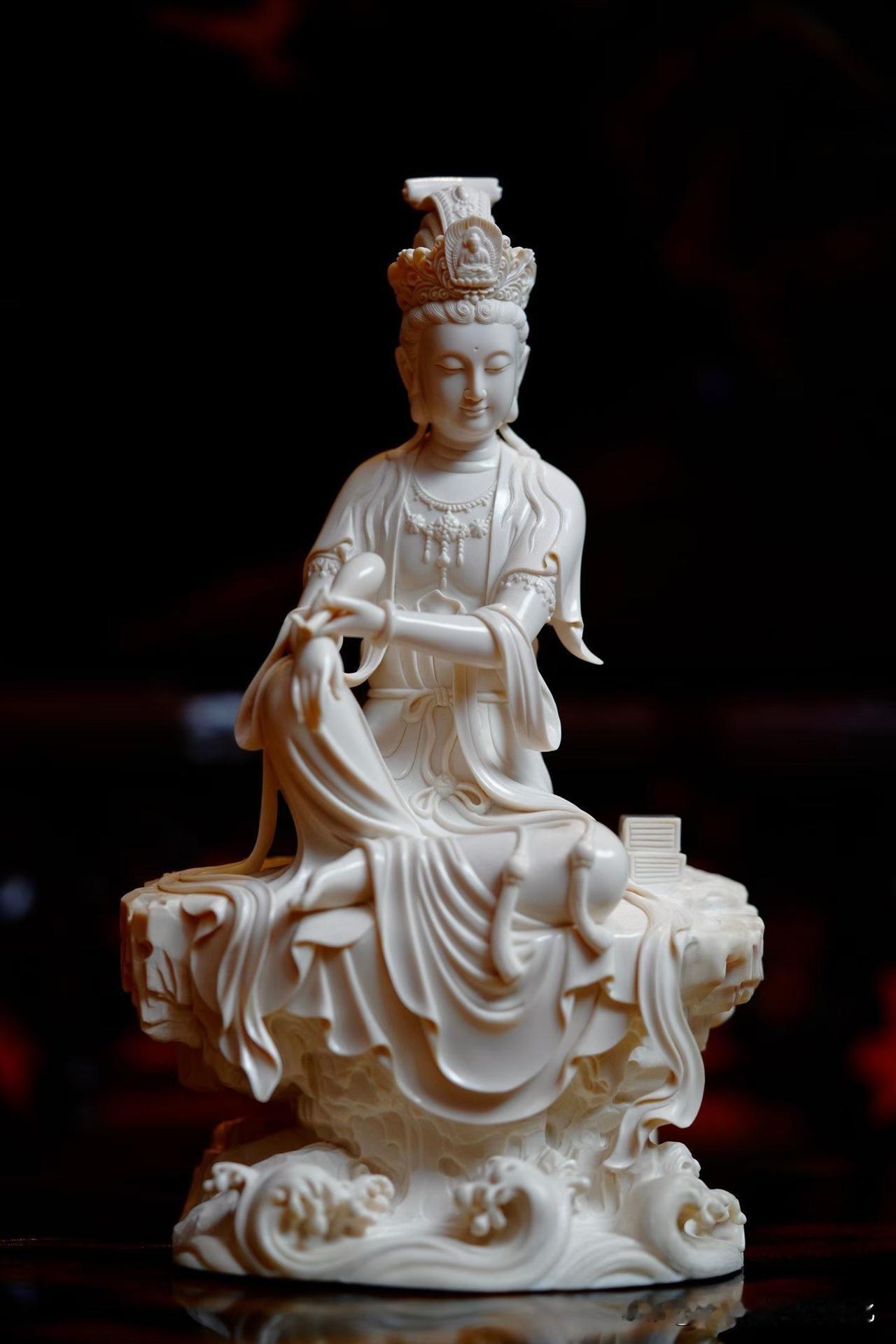 安静，是这尊持经观音最动人的气质。

观音端坐持经，姿态舒展自然，眉目细长，双目