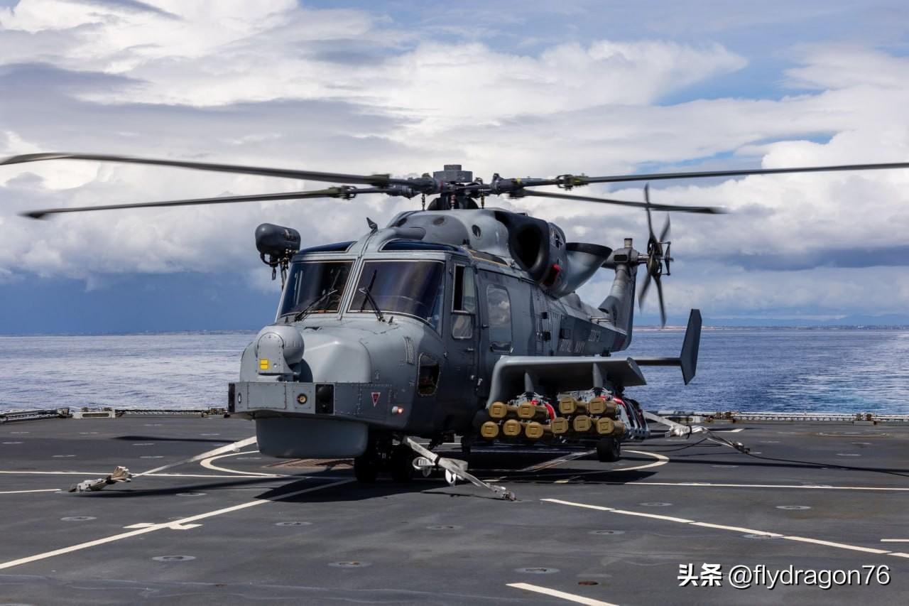 🇬🇧一架处于反无人机配置的英国“野猫”（Wildcat）HMA2直升机，机身