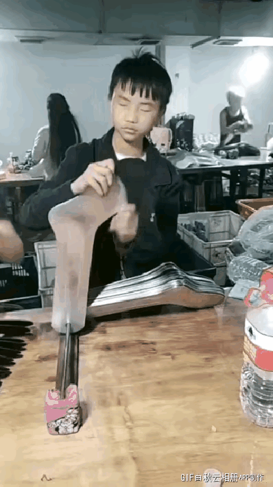 咱们80后以前打暑假工就是这样过来的。
农村孩子暑假，放牛。
靠近沿海手工业发达