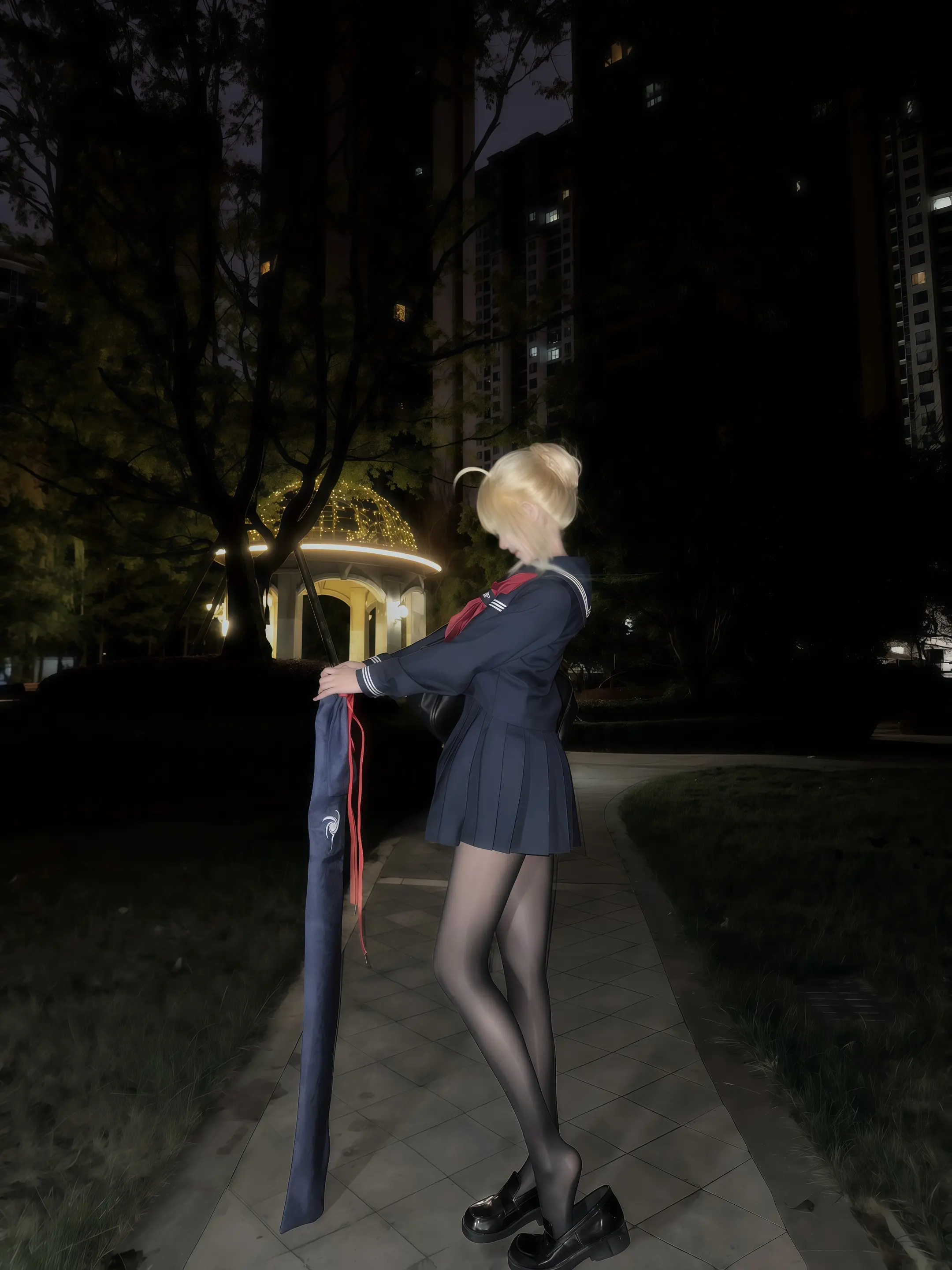 你的世界里只能有两件事 陪我和等我。