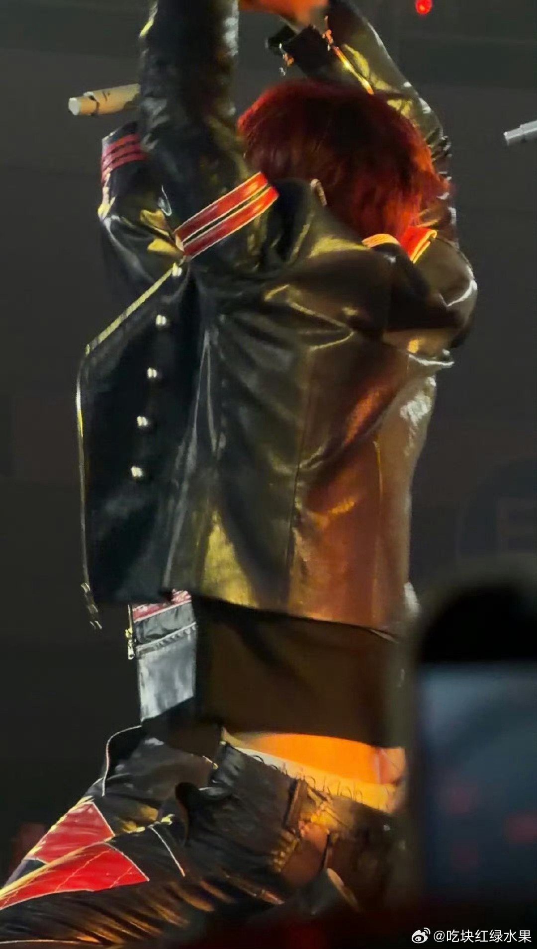 韩网热议：P1harmony黄寅拓故意露/出屁股/沟吸引大家视线 太犯规！！！ 