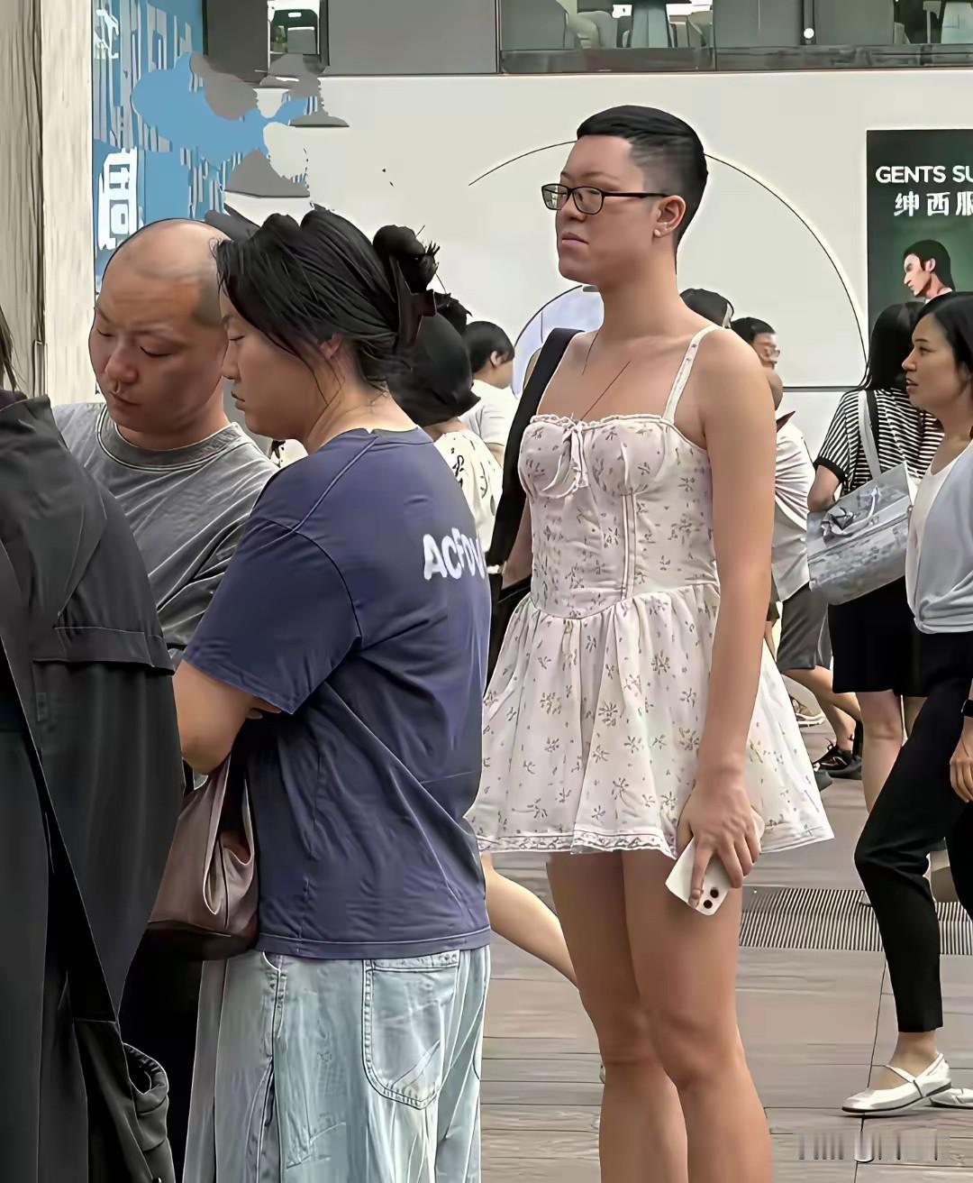 这个人是男的还是女的，搞得我有些不淡定了，都说这个世界很疯狂，看来真的是一点也不