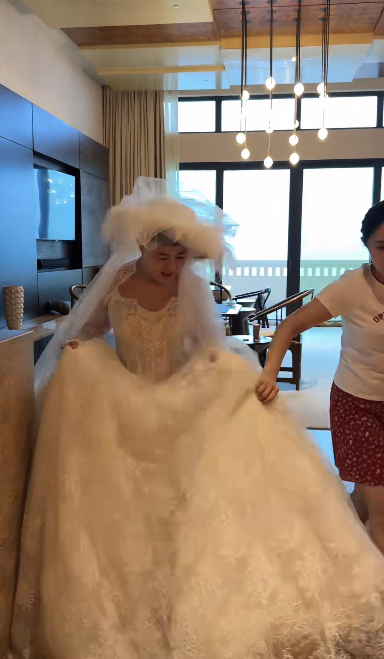 金龟子女儿晒爸妈拍婚纱照花絮，60岁金龟子穿高跟鞋不舒服，三个人跟在她身后伺候，
