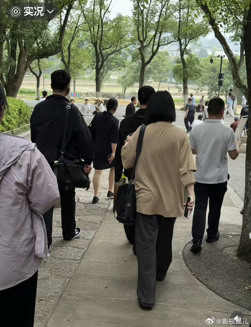 韶山偶遇张艺兴网友偶遇张艺兴去韶山参观毛爷爷的故居了！偶遇张艺兴参观毛爷爷故居青