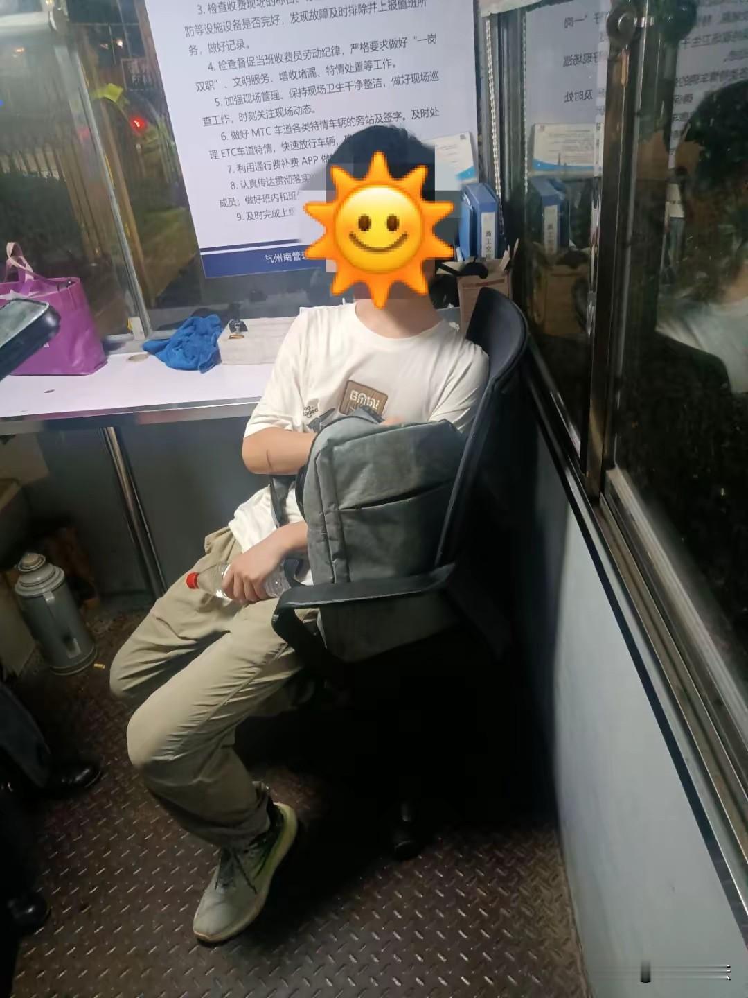 “惯坏了？”浙江诸暨，初中男孩放假刚和父母团聚，却在房间连打3天游戏。父亲让他出